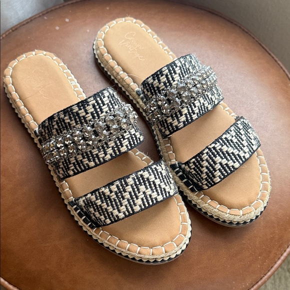 Crown Shoes - Chic Black and Tan Women's Sandals